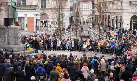 Prešernov trg ponovno preplavili poezija in množica