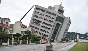 Pod ruševinami potresa na Tajvanu ujetih še več kot 120 ljudi #video