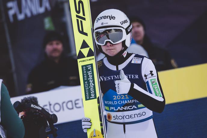 Planica 2023, srednja skakalnica, kvalifikacije, Ema Klinec | Ema Klinec bo na prvi tekmi smučarskih skakalk tekmovala v posebni majici branilke naslova svetovne prvakinje. | Foto Sportida