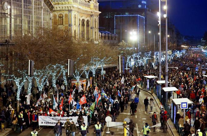 Nepriljubljene delovne zakonodaje se je med protestniki prijel vzdevek "suženjska zakonodaja". Sporna zakonodaja, ki bo začela veljati prvega januarja prihodnje leto, med drugim zvišuje dovoljeno število nadur z 250 na 400, rok za njihovo izplačilo pa podaljšuje z enega na tri leta. | Foto: Reuters