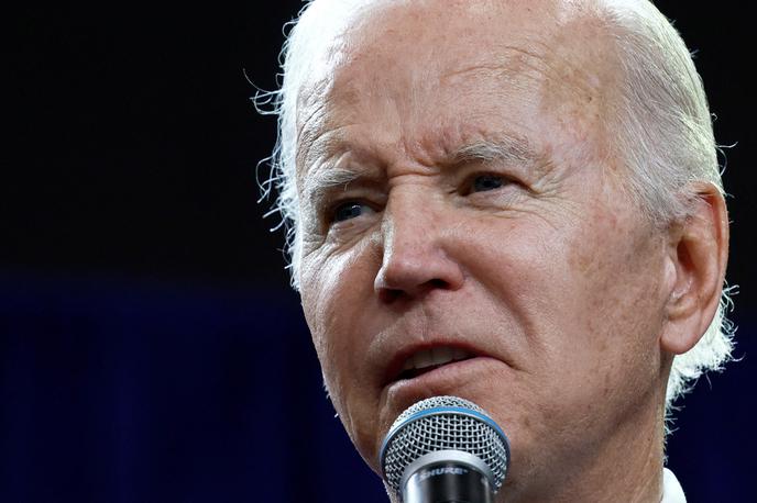 Joe Biden | Medtem je ameriški predsednik Joe Biden dejal, da Putin s prekinitvijo ognja želi le "najti nekaj kisika". "Pripravljen je bil bombardirati bolnišnice, vrtce in cerkve 25. decembra in na novo leto," je po poročanju francoske tiskovne agencije AFP dejal Biden. "Mislim, da poskuša najti nekaj kisika," je dodal. | Foto Reuters