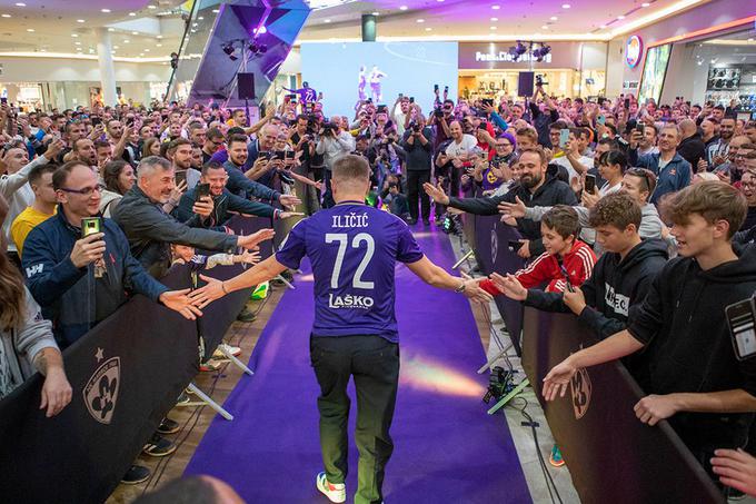 Josip Iličić se je po sklenitvi sodelovanja z Mariborom prvič predstavil javnosti 5. oktobra v nakupovalnem središču EuroPark. | Foto: NK Maribor