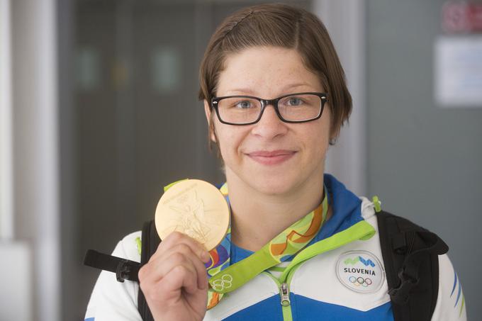 Tina Trstenjak, rojena 24. avgusta 1990, ima komaj 26 let, pa je v svetu juda že osvojila vse največje naslove. V njenih vitrinah se lesketajo zlate medalje z olimpijskih iger v Riu de Janeiru (2016), svetovnega prvenstva v Astani (2015) in evropskega prvenstva v Kazanu (2016). Vse je dosegla v konkurenci do 63 kilogramov, kjer je v zadnjem obdobju na največjih tekmovanjih nepremagljiva. Lani je postala slovenska športnica leta.  | Foto: Matej Leskovšek