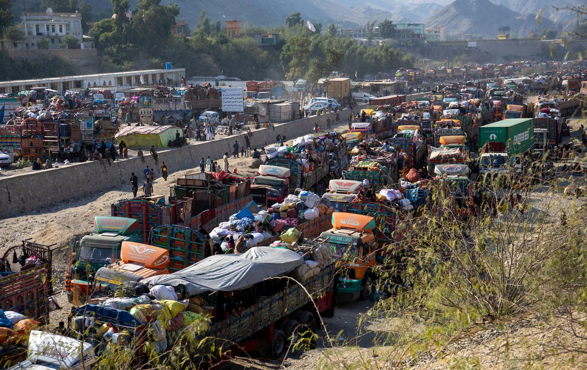 Afganistan, Pakistan, priseljenci | Pakistanske oblasti so odredbo o izgonu priseljencev, ki v državi bivajo nezakonito, izdale pred mesecem dni. Od takrat je Pakistan zapustilo najmanj 140 tisoč Afganistancev, po nekaterih podatkih pa že več kot 165 tisoč. | Foto Reuters