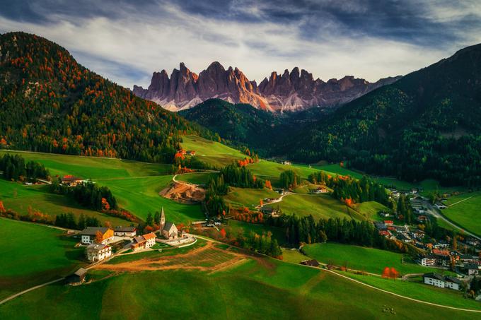 Na tretje mesto v kategoriji pokrajin (profesionalni fotografi) se je uvrstila fotografija vasice Santa Maddalena v Dolomitih. | Foto: Cover Images