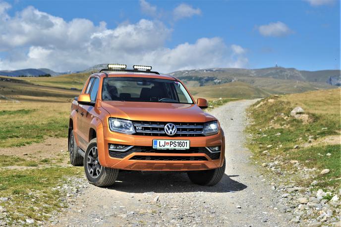 volkswagen amarok | Letos smo na skoraj pet tisoč kilometrov dolgi poti preverili, kako dober in vsestransko uporaben potovalni avtomobil je lahko poltovornjak. Prednosti ima v robustnosti, višjem in udobnem položaju sedenja, toda brez ustrezne nadgradnje kesona (če bi bila v vozilu več kot dva potnika) na pot ni smiselno iti.  | Foto Gregor Pavšič