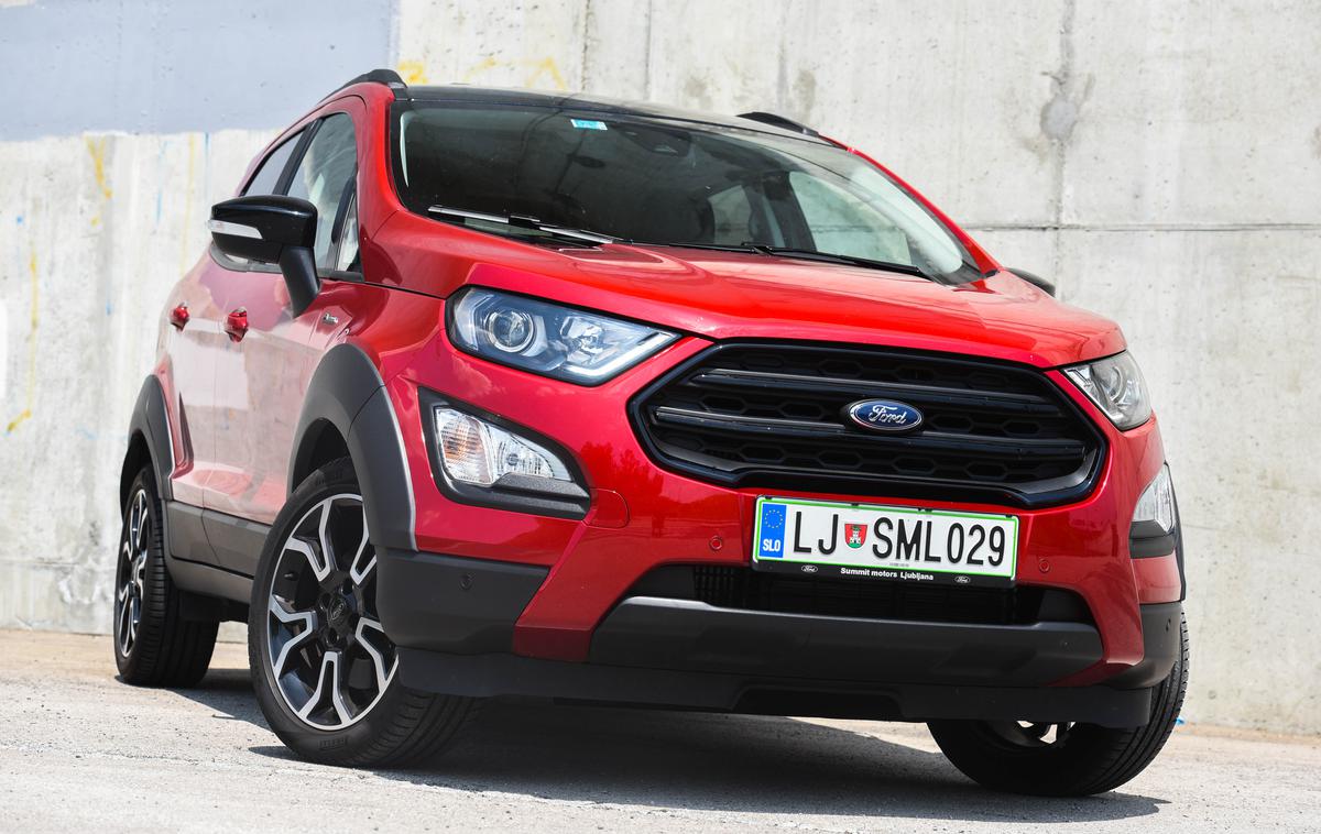 Ford ecosport active | Široka črna plastika, ki obroblja 17-palčna kolesa, se razteza prek vrat in obeh odbijačev. Dnevne in zasenčene luči dajejo LED svetlobo, dolga žarometa sta halogenska, zasenčenje pa samodejno. | Foto Gašper Pirman