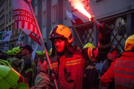 Protestni shod poklicnih gasilcev pred poslopjem vlade. gasilci