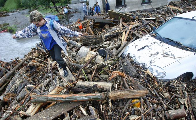 Poplave so prizadele 50 občin, od teh najbolj Železnike. (Foto: Srdjan Živulović za Reuters) | Foto: Reuters