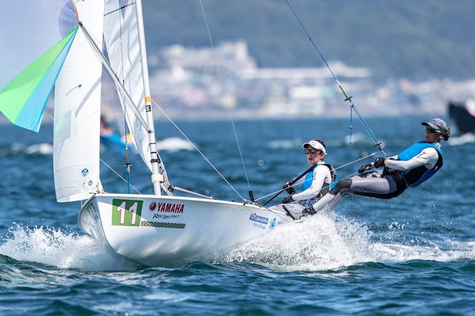 Tudi jadralki Veronika Macarol in Tina Mrak bosta na novo olimpijsko priložnost morali čakati dodatno leto dni. | Foto: JZS