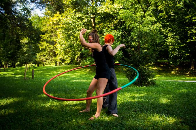 Eva in Sara hooping najraje združujeta s plesom. | Foto: Žiga Zupan/Sportida