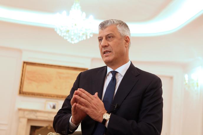 Hashim Thaci | Uradno se Thaci na novico o obtožnici še ni odzval in njegov zapis na Facebooku "Nihče ne more na novo pisati zgodovine Kosova!" ter sprememba naslovne slike profila sta zaenkrat njegov edini odziv. | Foto Reuters