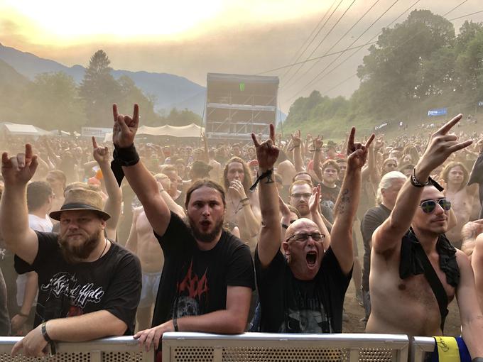 Predvidena trasa tolminske obvoznice naj bi namreč prečkala travnik naravnost po sredini zdajšnjega prizorišča festivalov. | Foto: STA ,