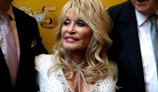 K cepivu proti covid-19 pripomogla tudi legendarna Dolly Parton