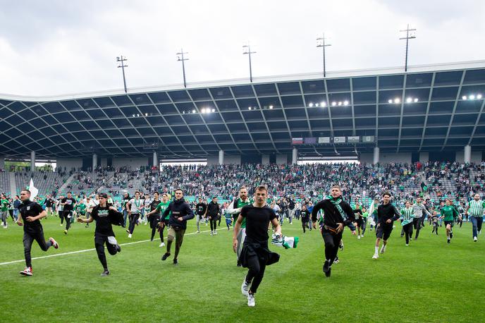 Olimpija Celje | Ko sta se Olimpija in Celje pomerila zadnjič v Stožicah, so gostje v zadnjem krogu zmagali z 2:0, a to ni pokvarilo slavja domačih navijačev, ki so nato preplavili zelenico in skupaj z nogometaši proslavili osvojitev kante. | Foto Matic Klanšek Velej/Sportida