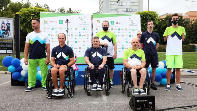 Slovenska paralimpijska odprava: na levi zastavonoša slovenske ekipe − lokostrelec Dejan Fabčič, kolesar Anej Doplihar, atlet Henrik Plank, zraven njega stoji strelec Franček Gorazd Tiršek, Franc Pinter, namiznoteniški igralec Luka Trtnik in plavalec Tim Žnidaršič Svenšek. | Foto: STA ,