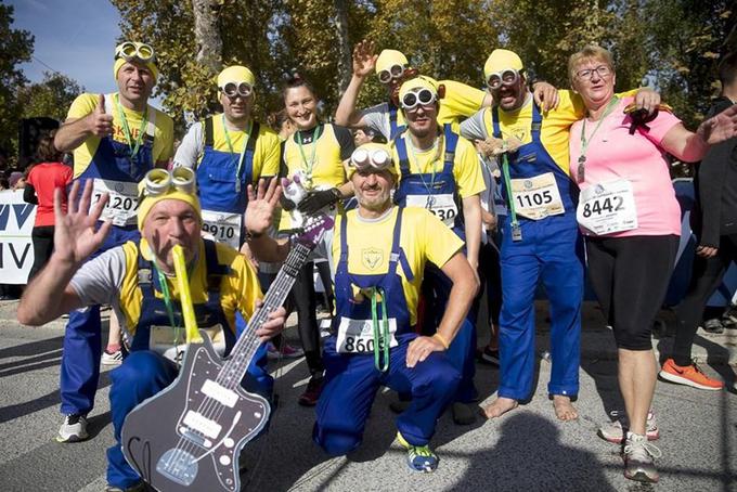 Na enem od teh maratonskih izletov so vitezi dobrega teka odkrili maskiranje na teku in ga zanesli tudi na slovenska tla. Na 20. ljubljanskem maratonu so tekli oblečeni v Minjone.  | Foto: 