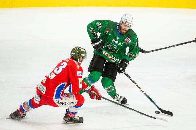 HK Olimpija Val Gardena Miha Zajc | Miha Zajc si je zaradi naleta v predel glave prislužil kazen - tekmo prepovedi. | Foto Vid Ponikvar