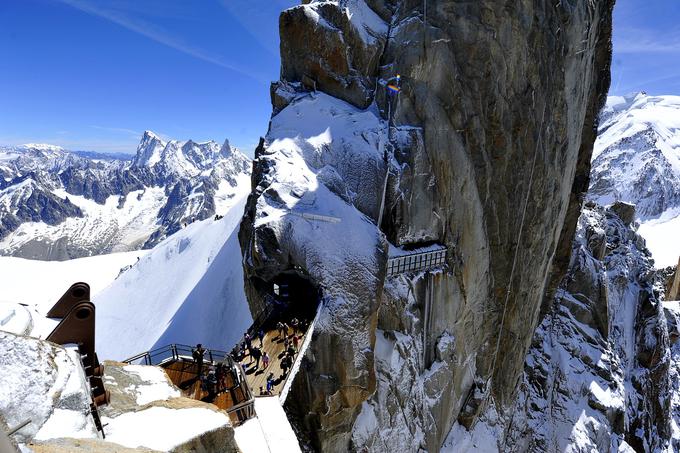 Osrednji oziroma granitni stolp Aiguille du Midija. Do njega vodi most, ki ni za vrtoglave, pot pa izgine v temnem rovu granitne stene. | Foto: Jure Gregorčič