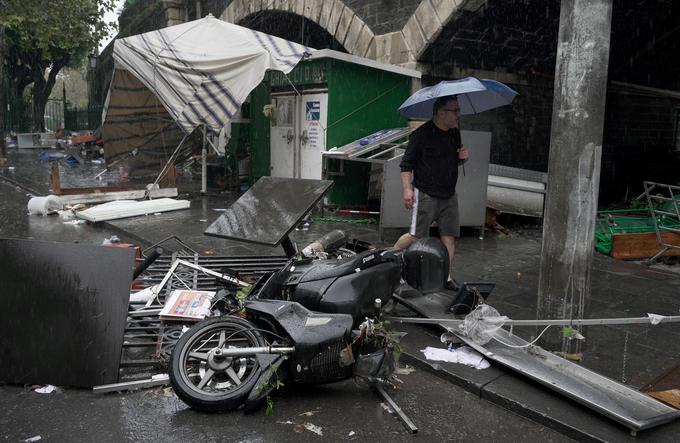 Neurje je povzročilo veliko škode.  | Foto: Reuters