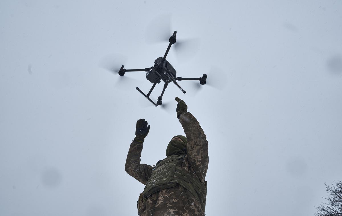 Ukrajinski vojak z dronom | Ukrajinci pospešeno razvijajo brezpilotne letalnike, ki bi s pomočjo umetne inteligence na bojišču avtonomno iskali svoje cilje. Na fotografiji iz leta 2023: ukrajinski vojak z brezpilotnim letalnikom. | Foto Guliverimage