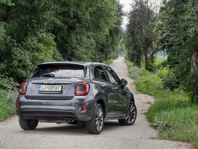 Z rednim popustom cena mestnega križanca znaša 20.095 evrov, 500X 1.0 sport je dobre štiri tisočake in pol dražji, z dodatno opremo pa testno vozilo stane še poldrugi tisočak več, s popustom in financiranjem pa tri manj. | Foto: Aleš Črnivec