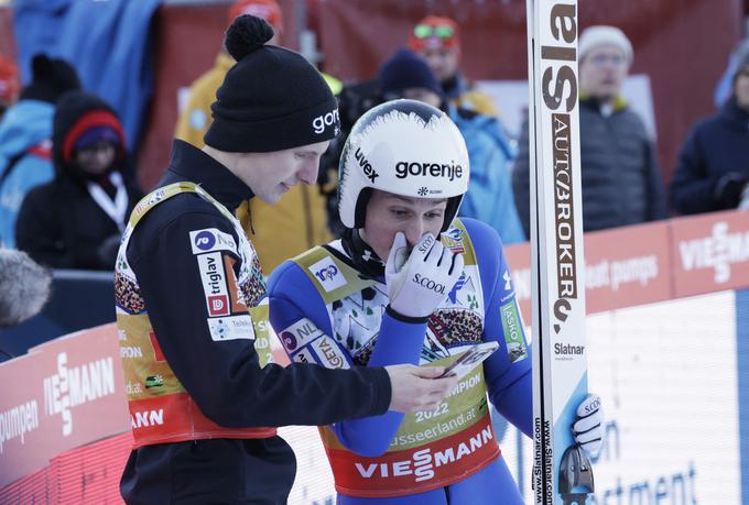 Domen Prevc ob ogledu drugega poleta, ko je mislil, da je naredil slab skok, vendar na koncu videl, da je imel slabe razmere. | Foto: Reuters