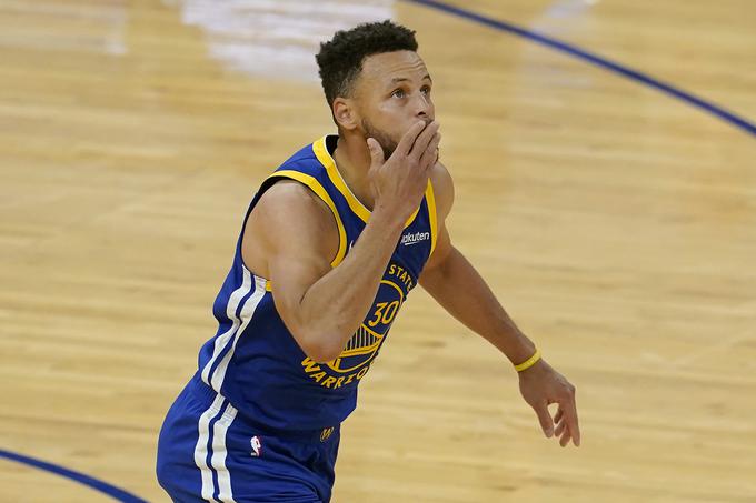 Stephen Curry je ob zmagi nad Denverjem vknjižil 53 točk in že po prvi četrtini zrušil 57 let star točkovni rekord franšize, ki je bil v lasti pokojne ameriške legende Wilta Chamberlaina. Curry je zdaj prvi strelec Golden Stata v zgodovini kluba. | Foto: Guliverimage/Vladimir Fedorenko