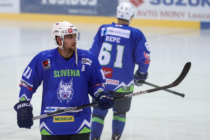 Tudi hokejski mojster in strelec edinega slovenskega zadetka Anže Kopitar očitno ni več dovolj dobro vabilo na tekme slovenske reprezentance, tribune na Bledu so bile na pol prazne. 
 | Foto: Matic Klanšek Velej/Sportida