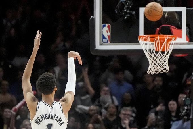 Victor Wembanyama je takole dosegel odločilni prosti met za zmago San Antonio Spurs. | Foto: Guliverimage