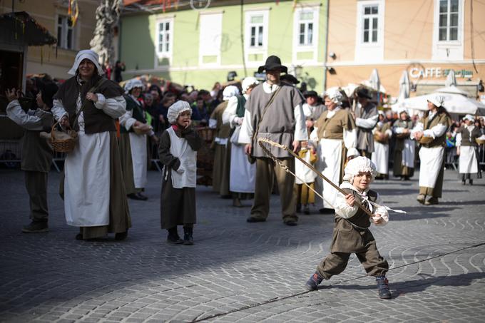 Ob številnih tradicionalnih skupinah in maskah s širšega ptujskega območja, kot so pokači, orači, piceki, kopjaši in ploharji ter likov iz nekaterih drugih slovenskih krajev, so na Ptuj znova prišle nekatere gostujoče skupine iz tujine. Prišla je skupina Lachera iz italijanskega mesta Rocca Grimalda, predstavile so se Sirene iz čeških Šlapanic, Slovaško je zastopala skupina Sitnan iz Banske Štiavnice, Avstrijo pa Faschingsgiled iz Beljaka. Iz Srbije sta letos prišli skupini Palčkov iz Vrnjačke Banje in Feniksi iz Šabca, Črno goro je predstavljal Ogenj iz Budve, Hrvaško pa Monade iz Supetarja. | Foto: STA ,