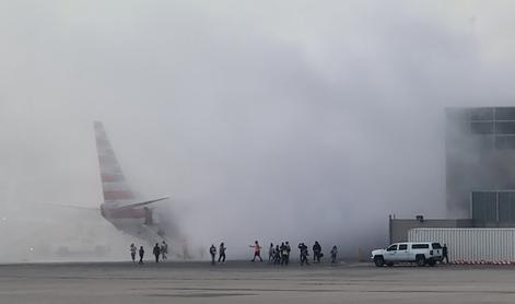 Potniki na krilu letala, boeing zajela požar in gost dim #video