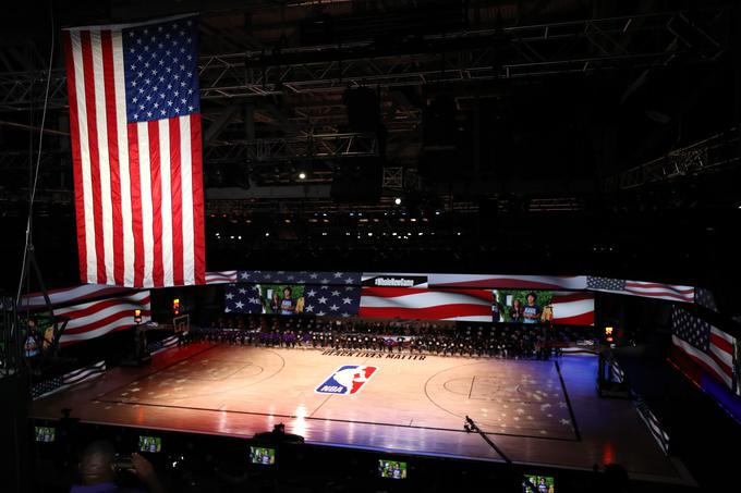 Igralci so pred tekmo pokleknili. | Foto: Getty Images