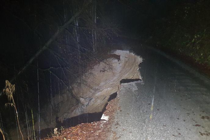 Plaz | Blizu Zgornjega Prekarja je zemeljski plaz zaprl lokalno cesto, ki vas povezuje z dolino.  | Foto Meteoinfo / Facebook