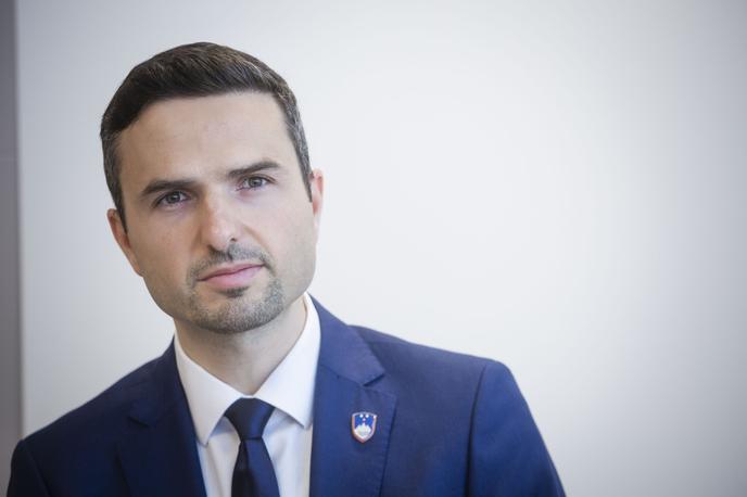 Matej Tonin | Obrambni minister Matej Tonin se je danes odzval na ugibanja, zakaj se s podpisom pogodbe tako zelo mudi in zakaj več stomilijonskega posla z oklepniki ne prepušča prihodnji vladi. | Foto Bojan Puhek