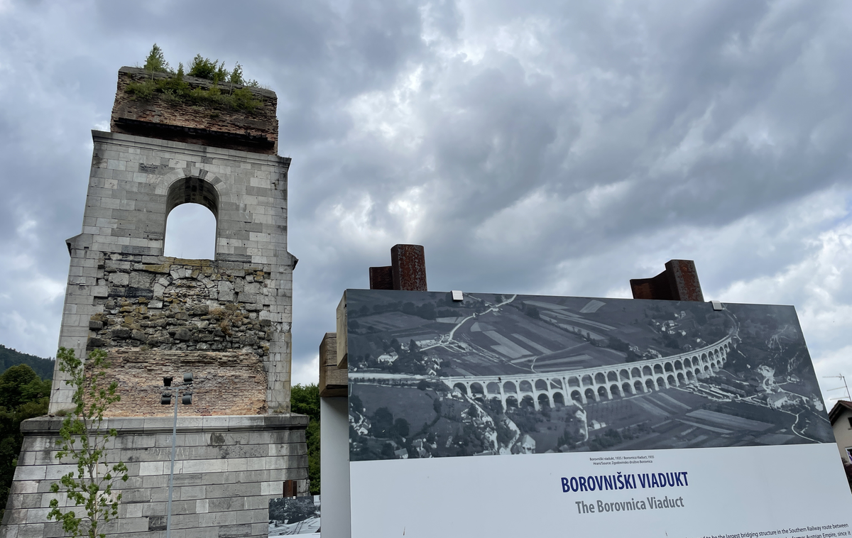 viadukt Borovnica | Še zadnji obstoječ spomin na nekoč največji kamniti most v Evropi. Bil je največji premostitveni objekt na železniški progi Dunaj-Trst. | Foto Gregor Pavšič