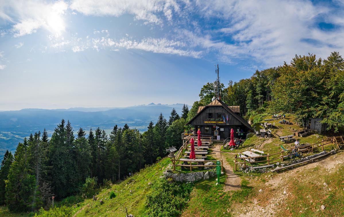 Dobrča | Med epidemijo so številni Slovenci prvič odkrivali slovenske gore. Na fotografiji: Koča na Dobrči. | Foto Matic Klanšek Velej/Sportida