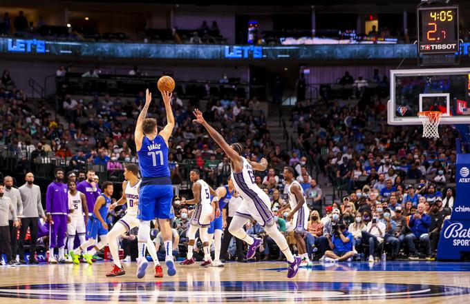 Met praktično s sredine igrišča je bil ključen v dvoboju s Sacramento Kings. | Foto: Reuters