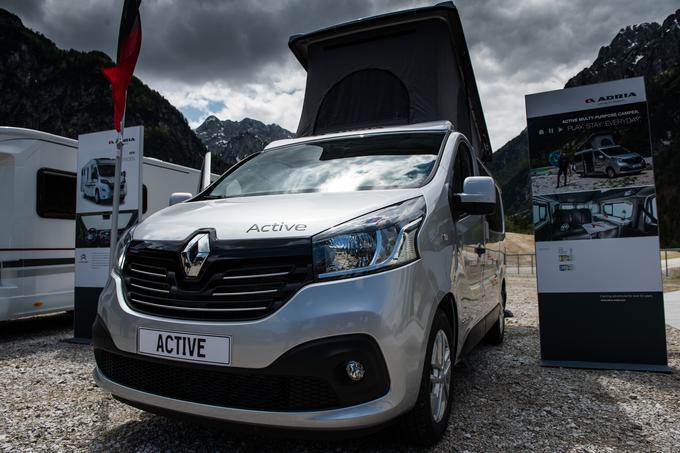 Novi active je zanimiv bivalni kombi tako za enodnevne izlete kot za oddih ob koncu tedna ali daljša avtomobilska potovanja. Potnikom ponuja priročno bivanje z največ štirimi ležišči, kar vključuje spalni prostor, ki je integriran v dvižno streho. V bivalnem delu sta še fiksna kuhinja s štedilnikom z dvema gorilnikoma, pomivalnim koritom, 36-litrskim hladilnikom in precej uporabnega prostora za shranjevanje ter uporaben prtljažnik za opremo.  | Foto: 