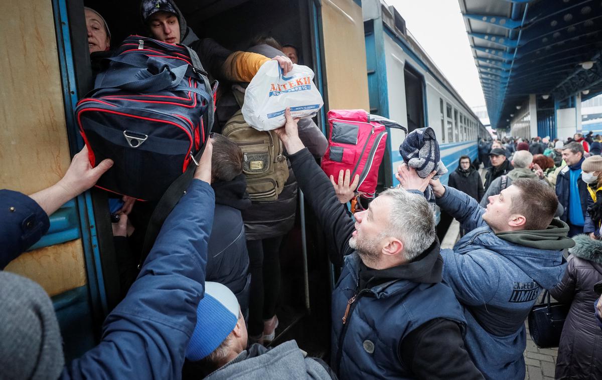 evakuacija Ukrajinci | Na fotografiji iz marca lani vidimo Ukrajince, ki se ob začetku vojne pripravljajo na odhod iz države. | Foto Reuters