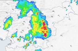 Popoldanske nevihte povzročale težave, nevihtna bo tudi noč