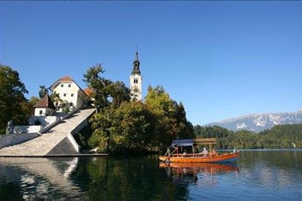 Blejska župnija za vrnitev otoka