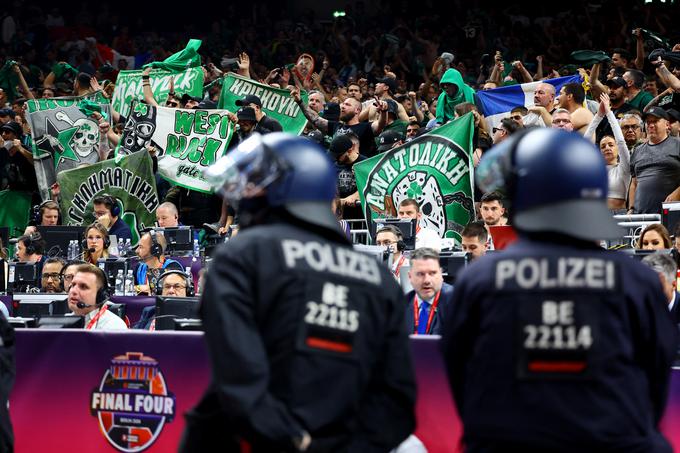 Pred tekmo Panathinaikos - Fenerbahče je prišlo do navijaških neredov. Policija je 60 ljudi aretirala. | Foto: Reuters