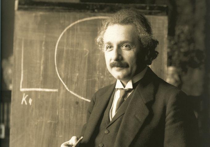 O snovi z negativno maso je pred skoraj natanko stotimi leti razmišljal tudi slavni fizik Albert Einstein. Menil je, da bi podoben učinek kot tako imenovana kozmološka konstanta, sila, ki galaksije vleče narazen (in ki jo sodobni kozmološki model pojasnjuje s temno energijo), lahko imela tudi snov z negativno maso, ki bi zasedala domnevno prazen prostor v vesolju, a to teorijo je pozneje ovrgel. Če se izkaže, da se znanstveniki z Oxforda niso zmotili, so bile Einsteinove domneve morda pravilne. | Foto: commons.wikimedia.org