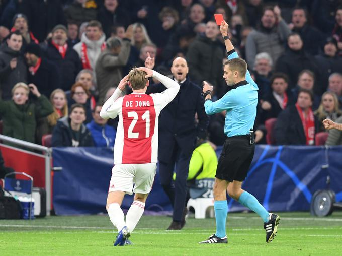 Francoski sodnik Clement Turpin je na dvoboju v Amsterdamu pokazal dva rdeča kartona. | Foto: Reuters