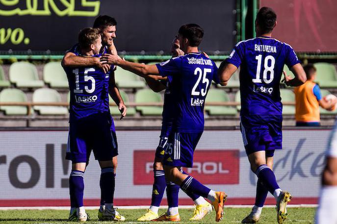 NK Maribor | Mariborčani so s 5:0 odpravili Radomljane, ki so že v 10. minuti ostali brez prvega vratarja, tekmo pa končali z devetimi nogometaši. | Foto Grega Valančič/Sportida