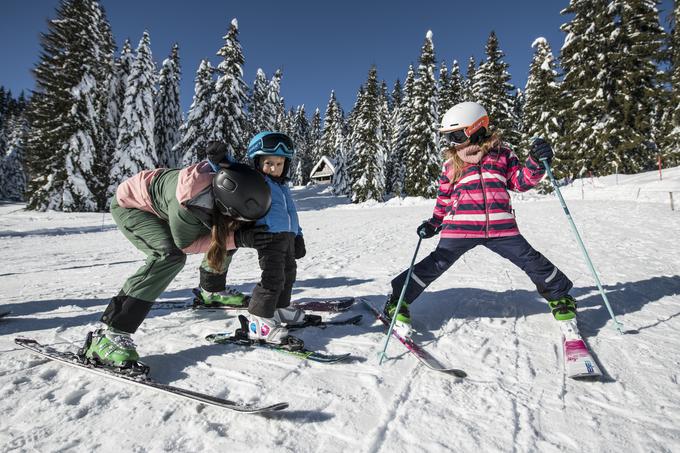 Optimalna dolžina otroških smuči je v višini oči. Krajše smuči lažje zavijajo, medtem ko so daljše smuči bolj stabilne pri večji hitrosti. | Foto: Elan Media