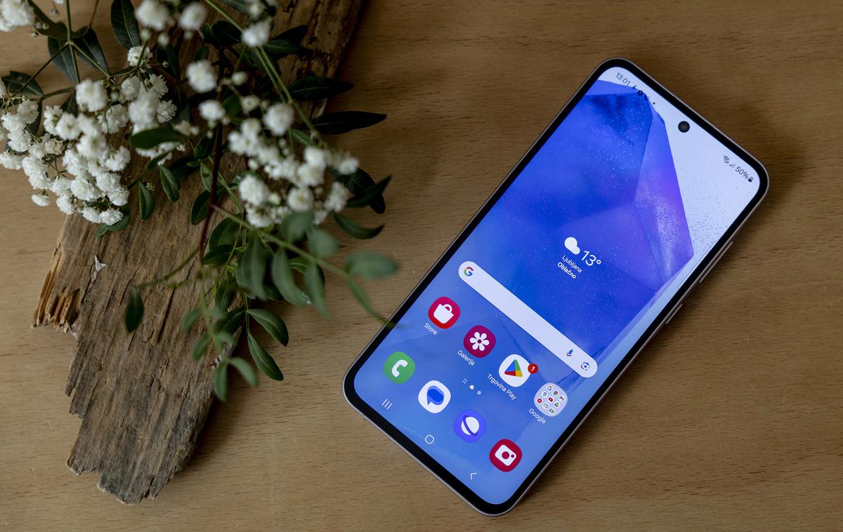 Galaxy A55 5G | Samsung Galaxy A55 5G je zmogljivejši od dveh članov Samsungove letošnje družine pametnih telefonov Samsung Galaxy A. | Foto Ana Kovač