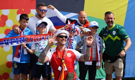 V Stuttgartu slovenske pesmi, navijači na stadionu že tri ure prej #video