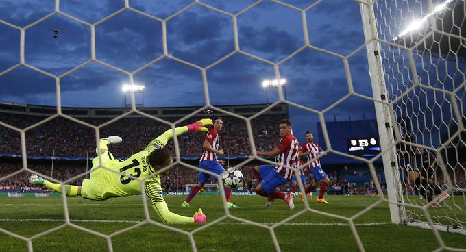 Jan Oblak je prejel zadetek v zadnjih minutah prvega polčasa. | Foto: Reuters